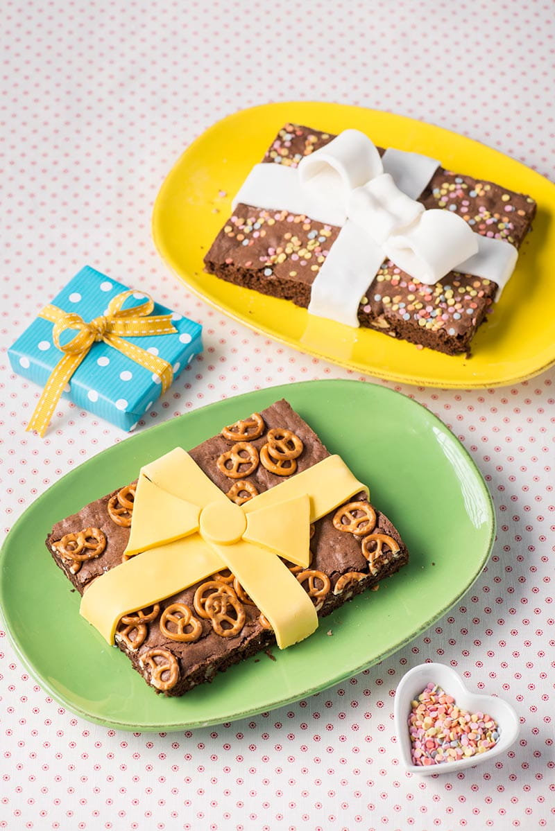 recipe image Brownie con forma de regalo y lazos de fondant