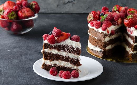 recipe image Tarta de capas de chocolate con frutas