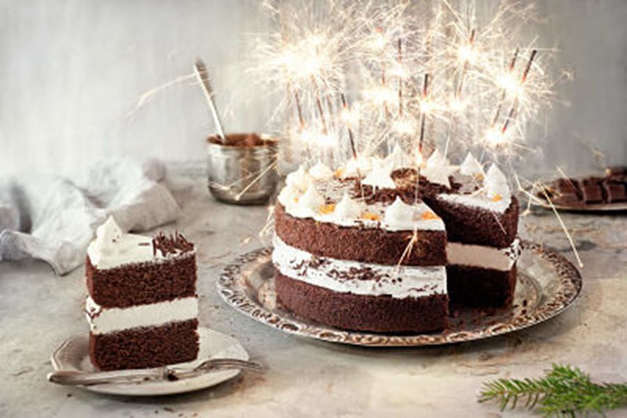 recipe image Bizcocho de chocolate y bengalas para fechas especiales