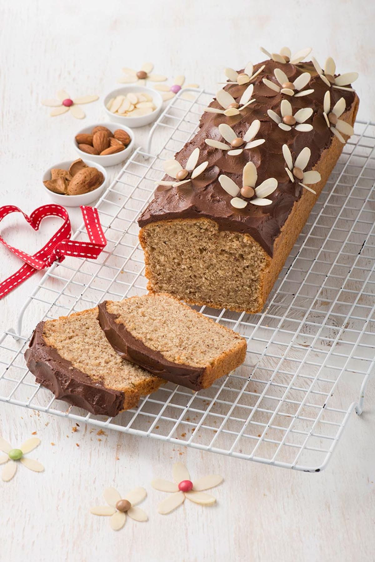 recipe image Bizcocho de almendra con flores de chocolate