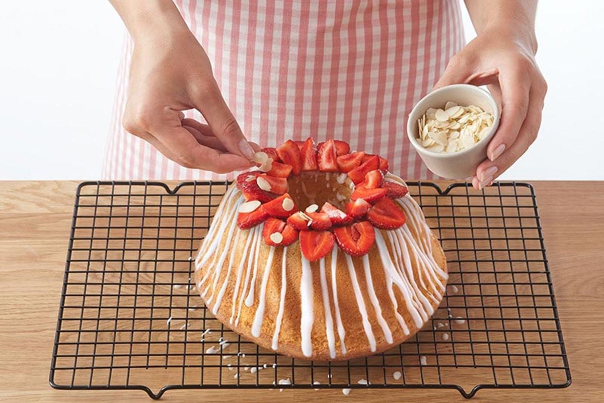 recipe image Bizcocho de fresas y almendras en espiral
